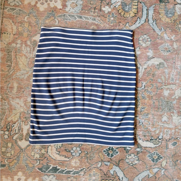 🌿🦋 Ann Taylor Loft Stripped Skirt - Picture 3 of 8